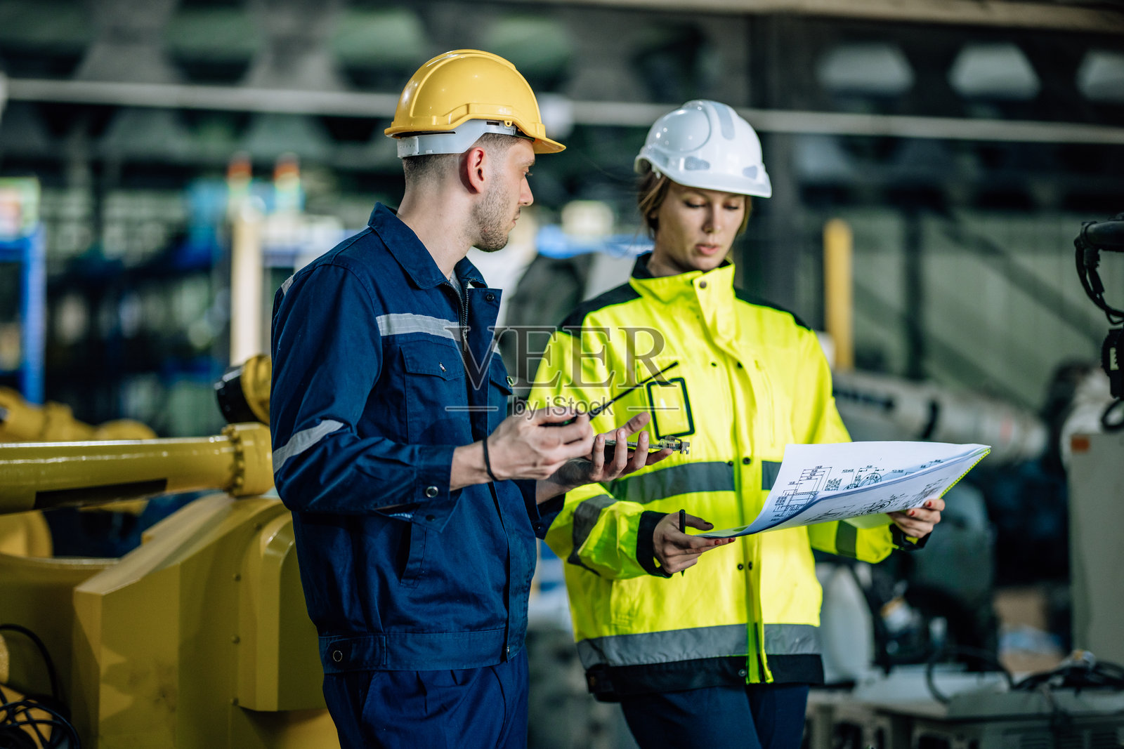 在工厂检查印刷电路板（PCB）照片摄影图片