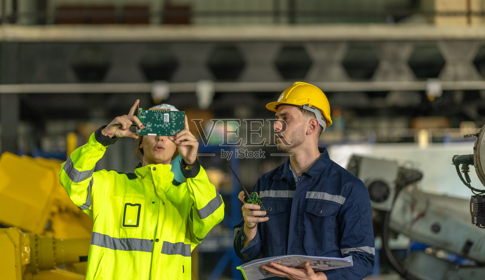 在工厂检查印刷电路板（PCB）照片摄影图片