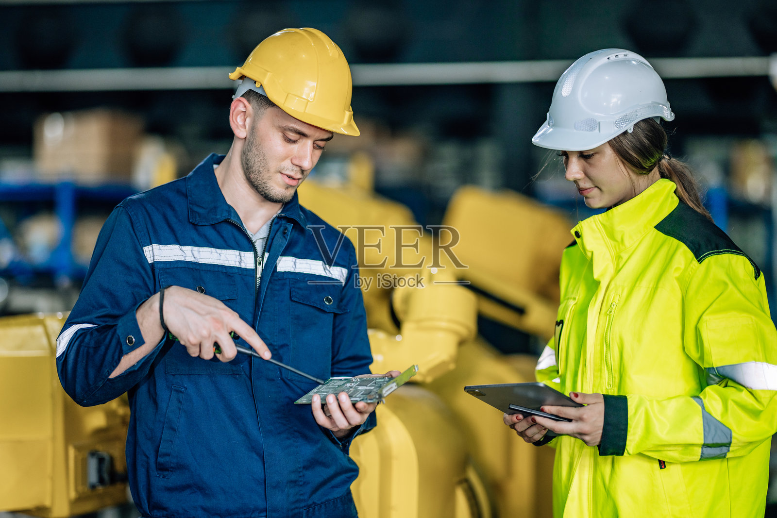 在工厂检查印刷电路板（PCB）照片摄影图片