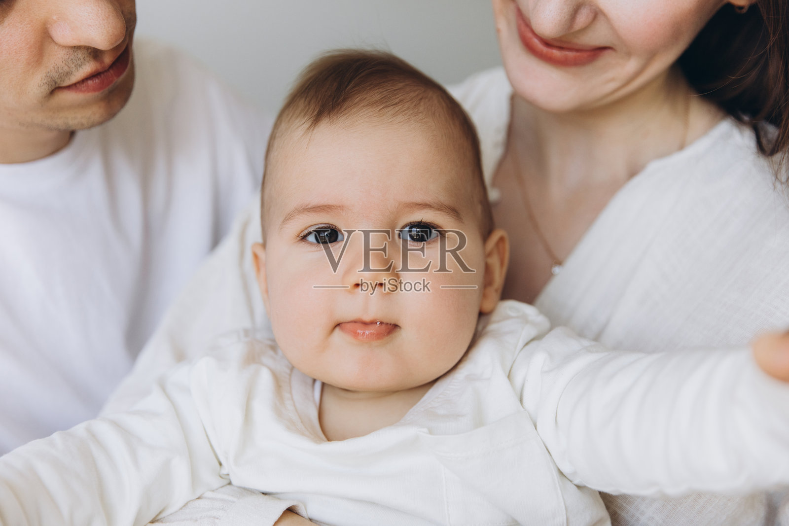 幸福的家庭在家中拥抱新生儿照片摄影图片