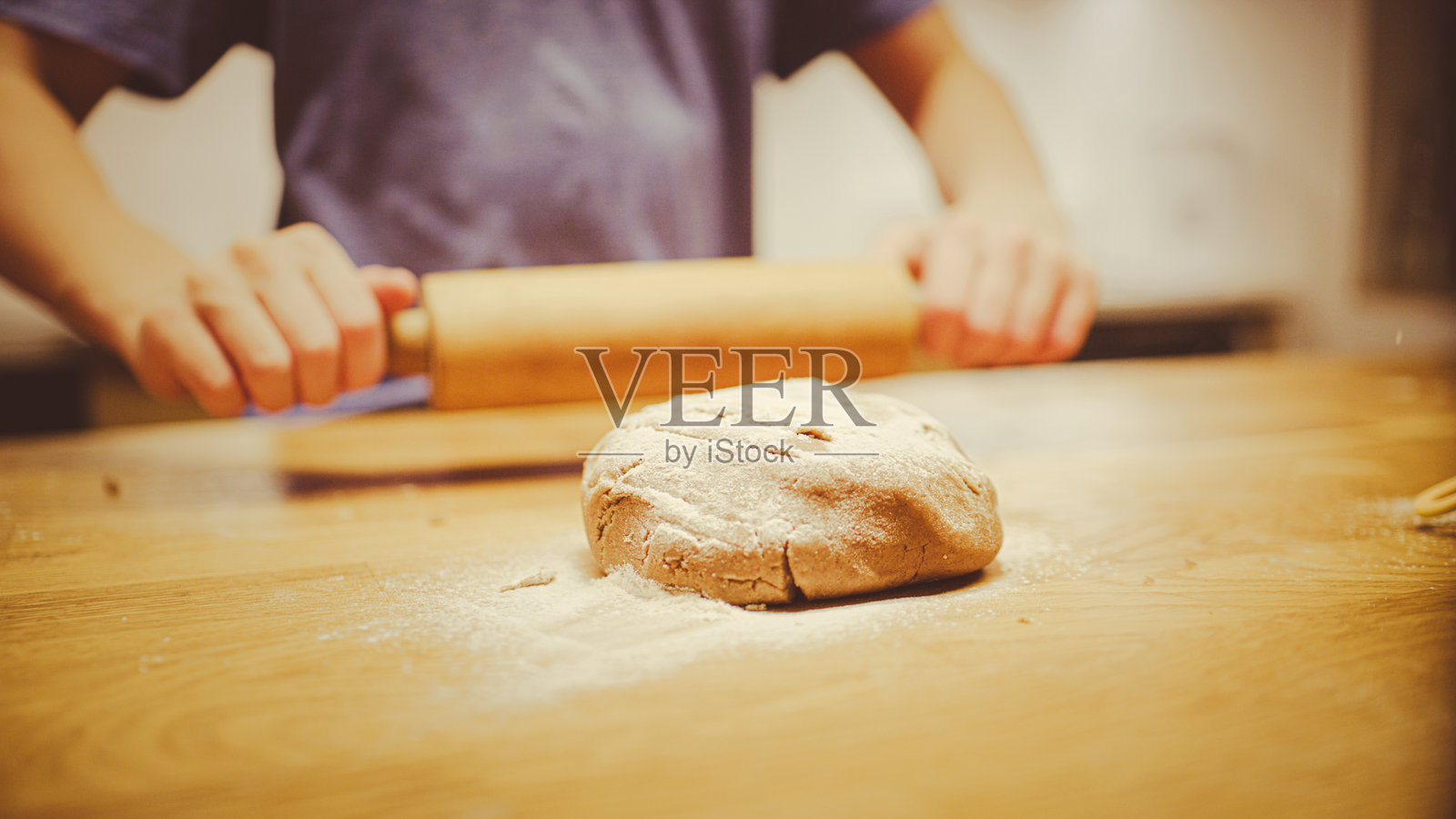 用手将姜饼面团擀开。照片摄影图片