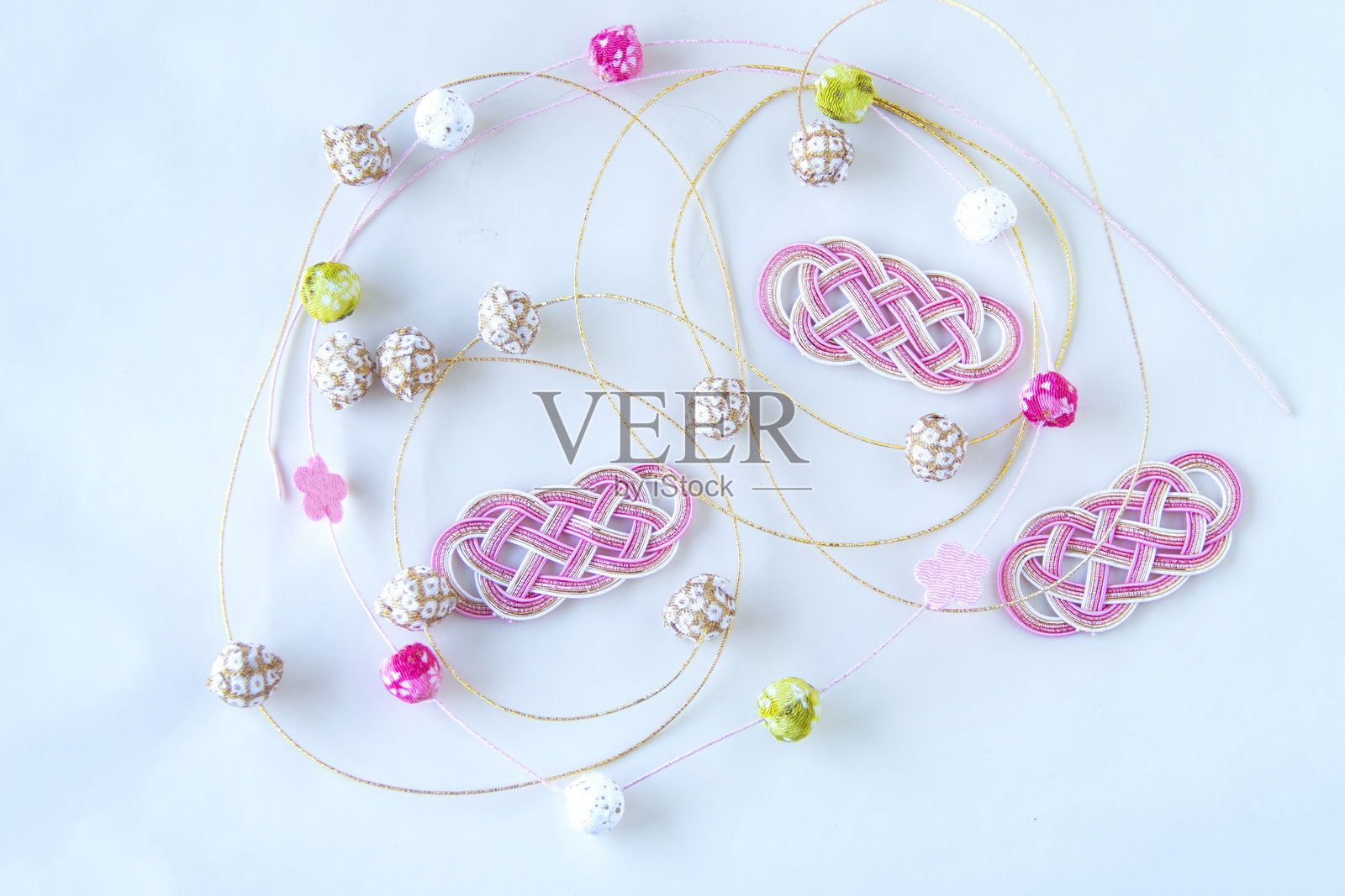 洋娃娃节的背景，配有绉纱球和花朵。照片摄影图片