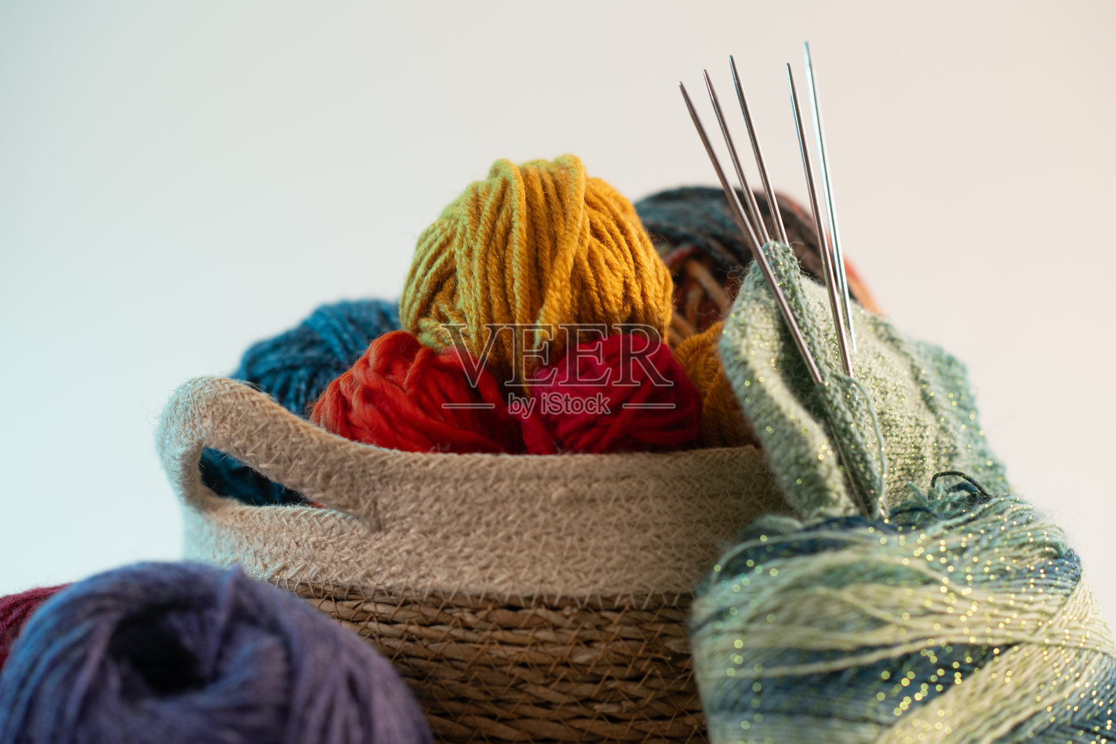 五彩缤纷的毛线篮和编织针照片摄影图片