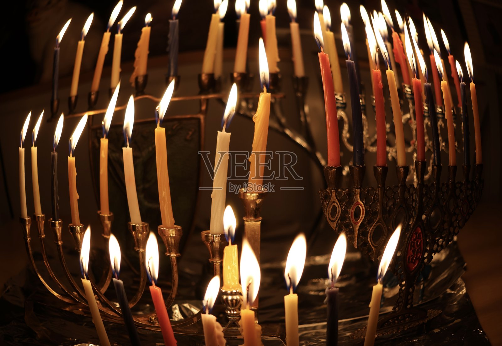 点燃的光明节烛台照片摄影图片