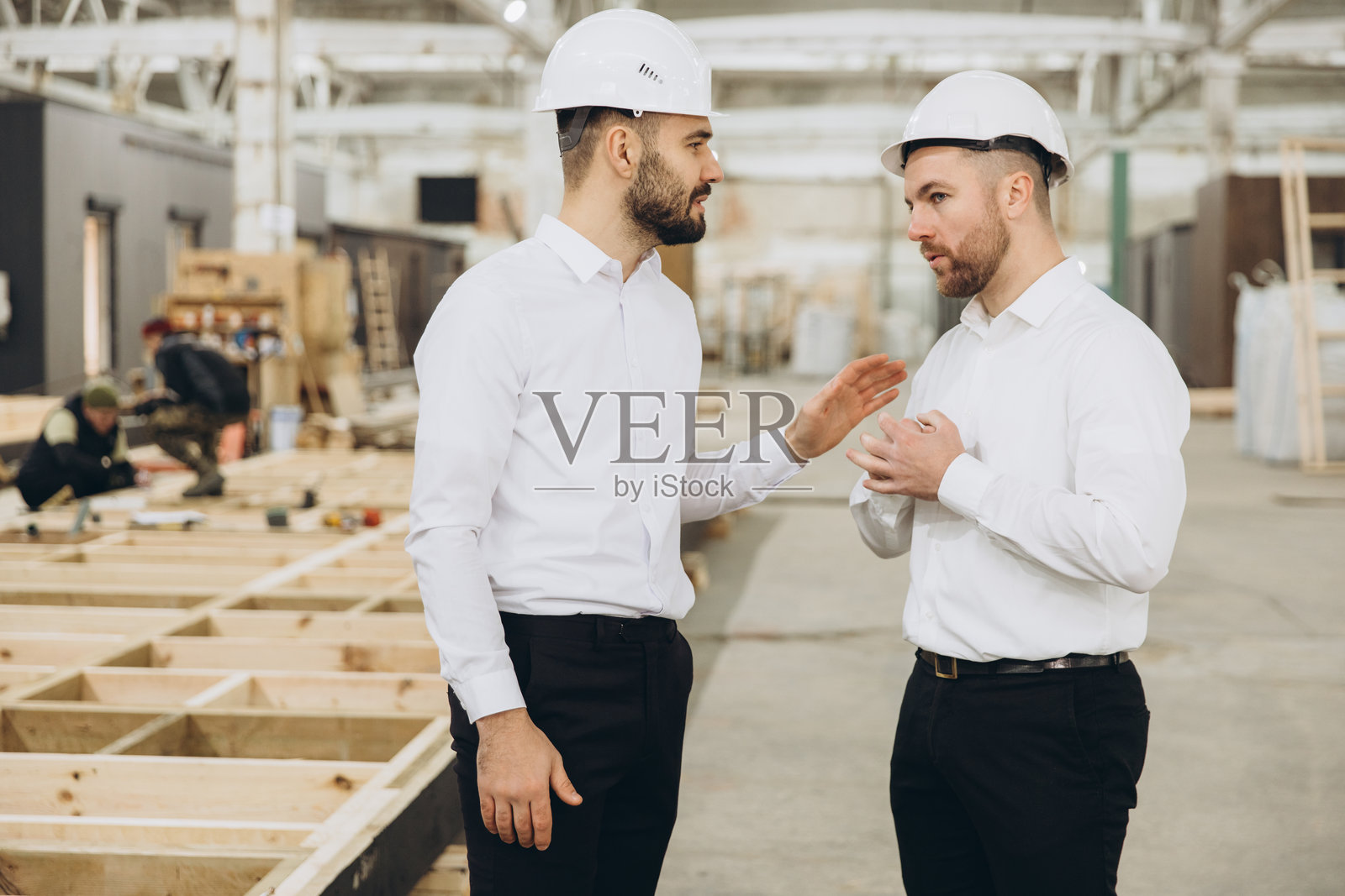 工程师在模块化建筑工厂讨论项目照片摄影图片