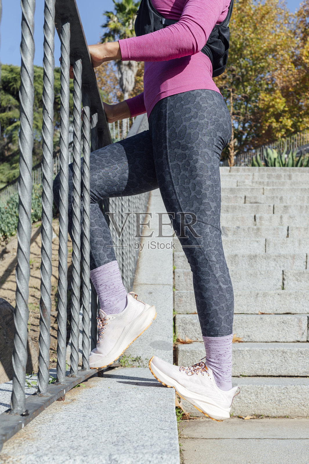 运动员在公园的台阶上拉伸腿部照片摄影图片