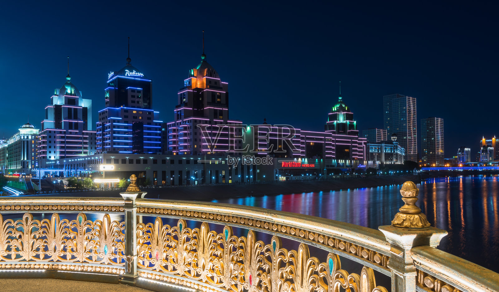 哈萨克斯坦首都阿斯塔纳的伊希姆河风景如画的堤岸，夏季傍晚的黄昏时分照片摄影图片