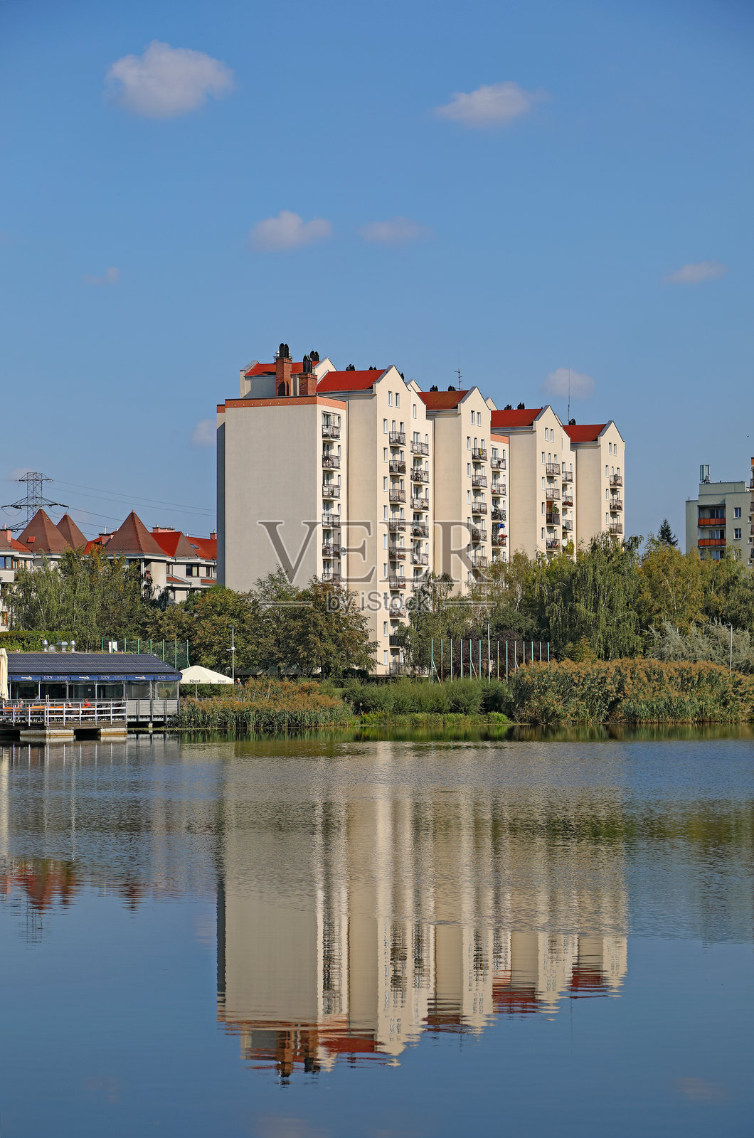 华沙波兰Goclaw开发区的湖畔公寓楼照片摄影图片