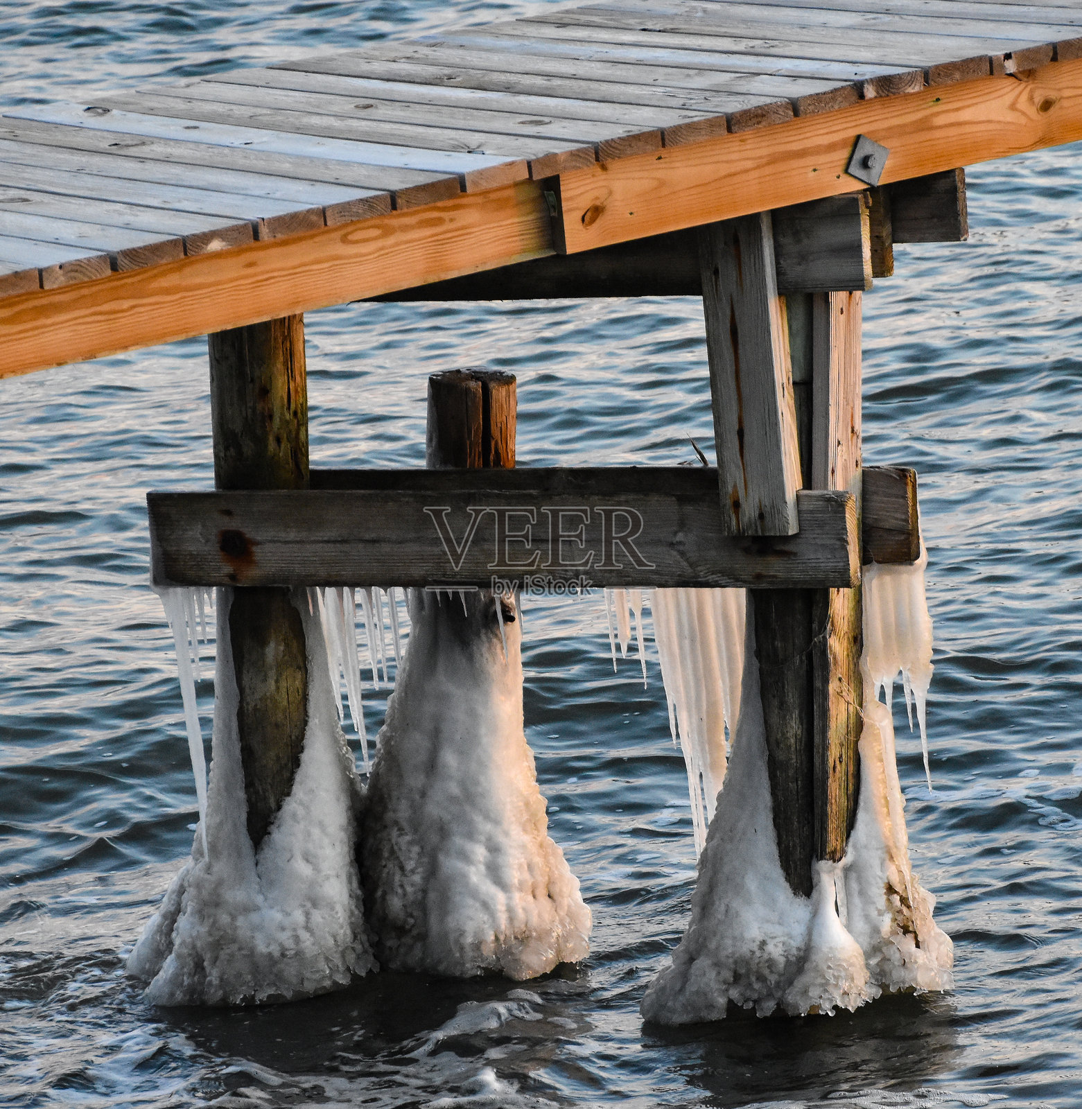 切萨皮克湾码头桩上的冰照片摄影图片