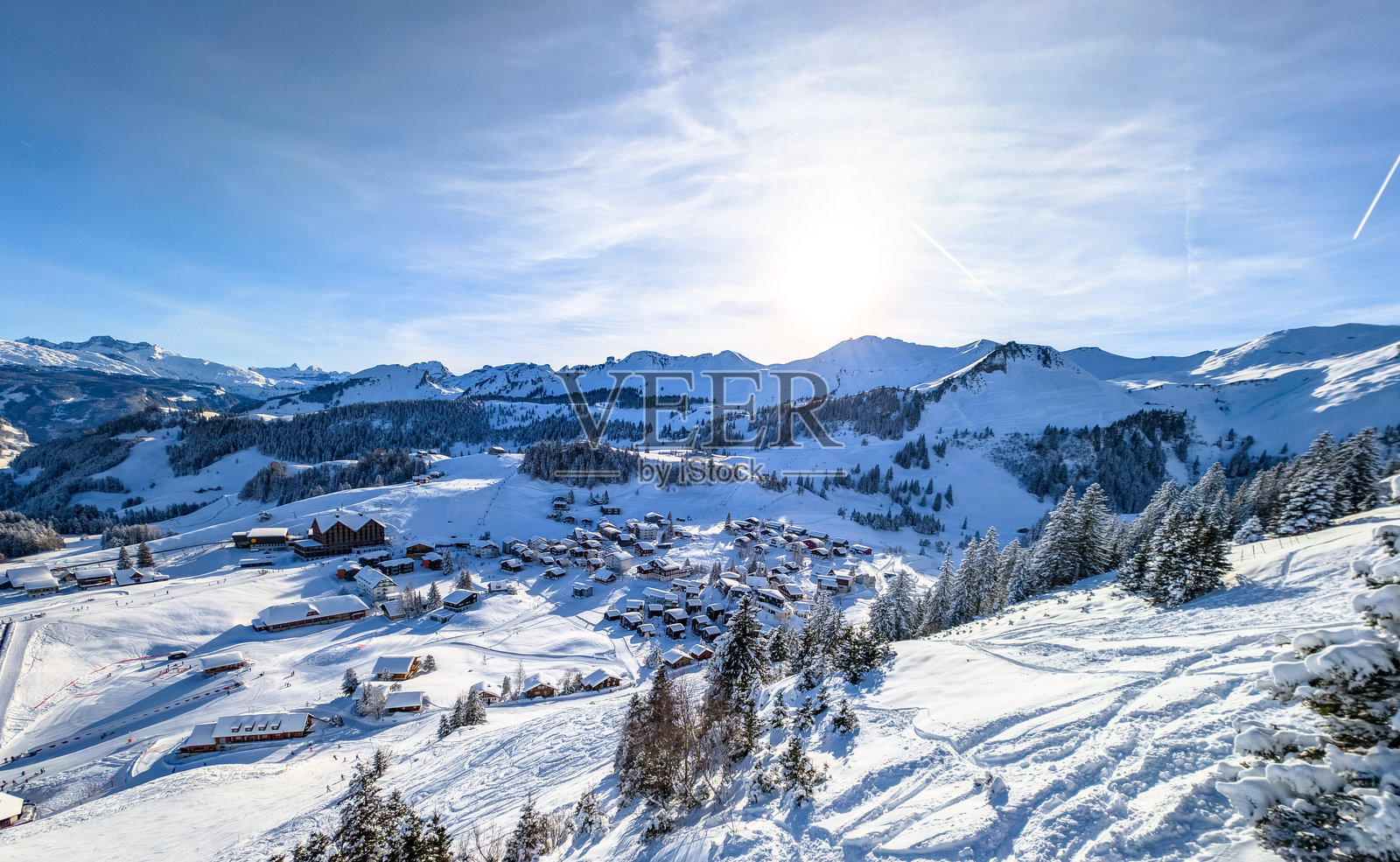 瑞士斯图斯的雪覆盖滑雪坡道的航拍无人机视角照片摄影图片