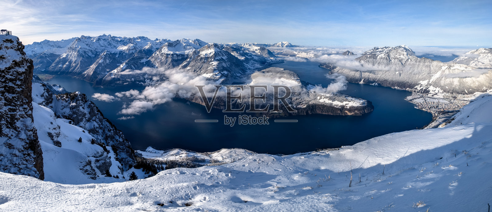 瑞士斯图斯的雪覆盖滑雪坡道的无人机航拍视角照片摄影图片