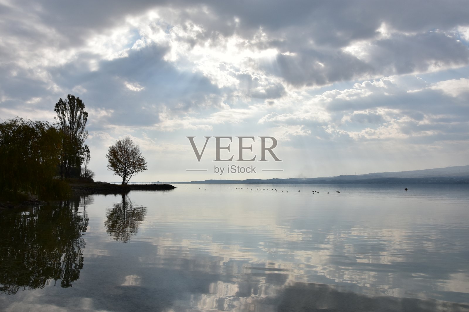 塞万湖上空的晨空。塞万市的堤岸。亚美尼亚照片摄影图片