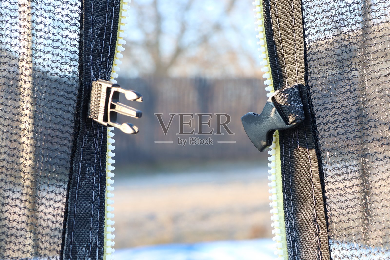 耐用户外面料产品的拉链开口特写，适合冒险使用照片摄影图片