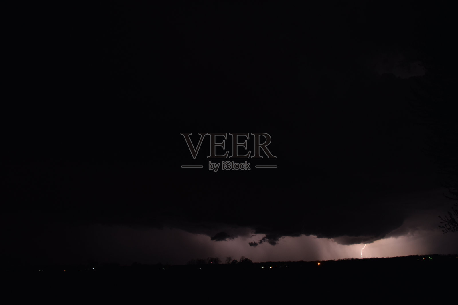 夜空中的闪电照片摄影图片