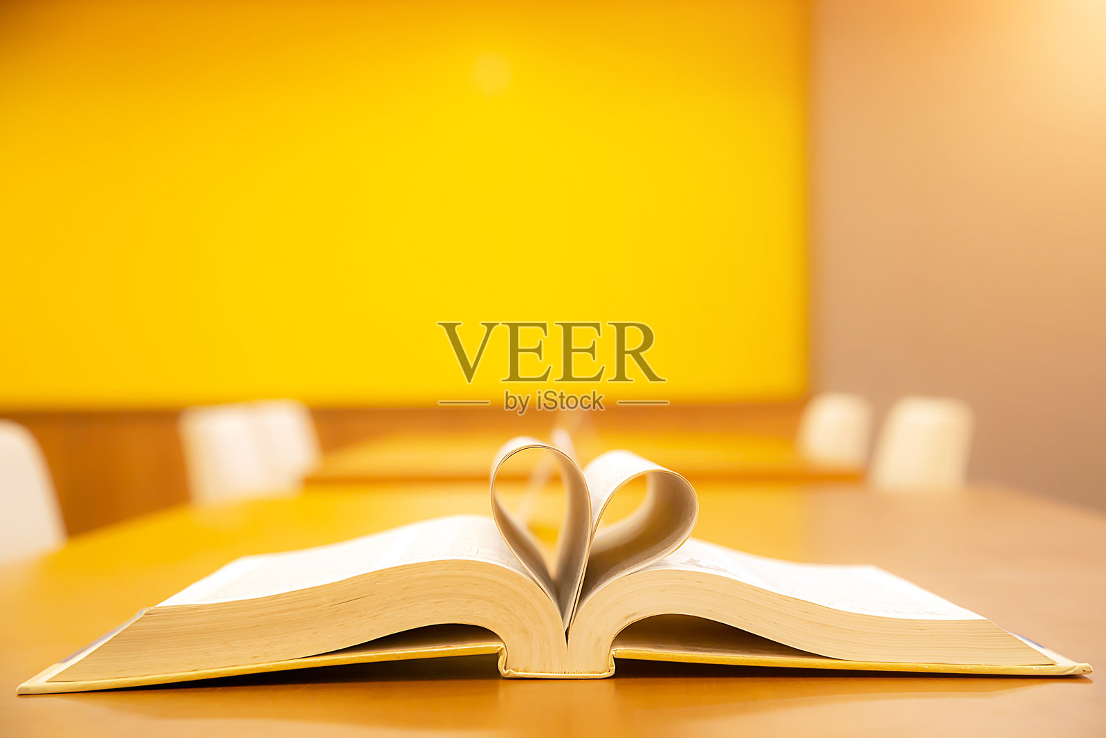 心形书籍，象征着爱情或2月14日情人节的背景。照片摄影图片