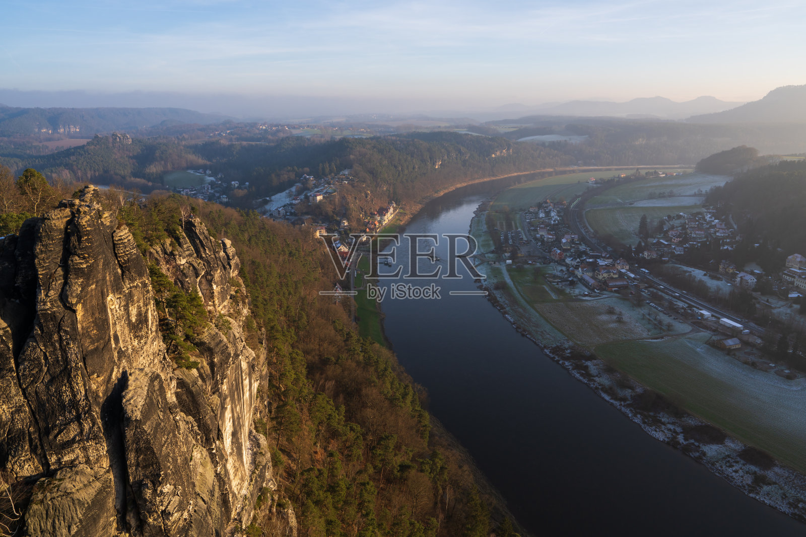 德国萨克森瑞士的冬季日落风景，俯瞰巴斯泰桥的景色。埃尔贝河上的砂岩山脉。受欢迎的旅游目的地。照片摄影图片