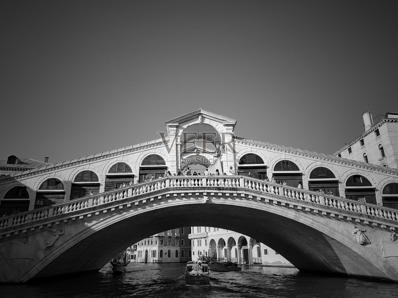 威尼斯大运河上的里亚尔托桥照片摄影图片