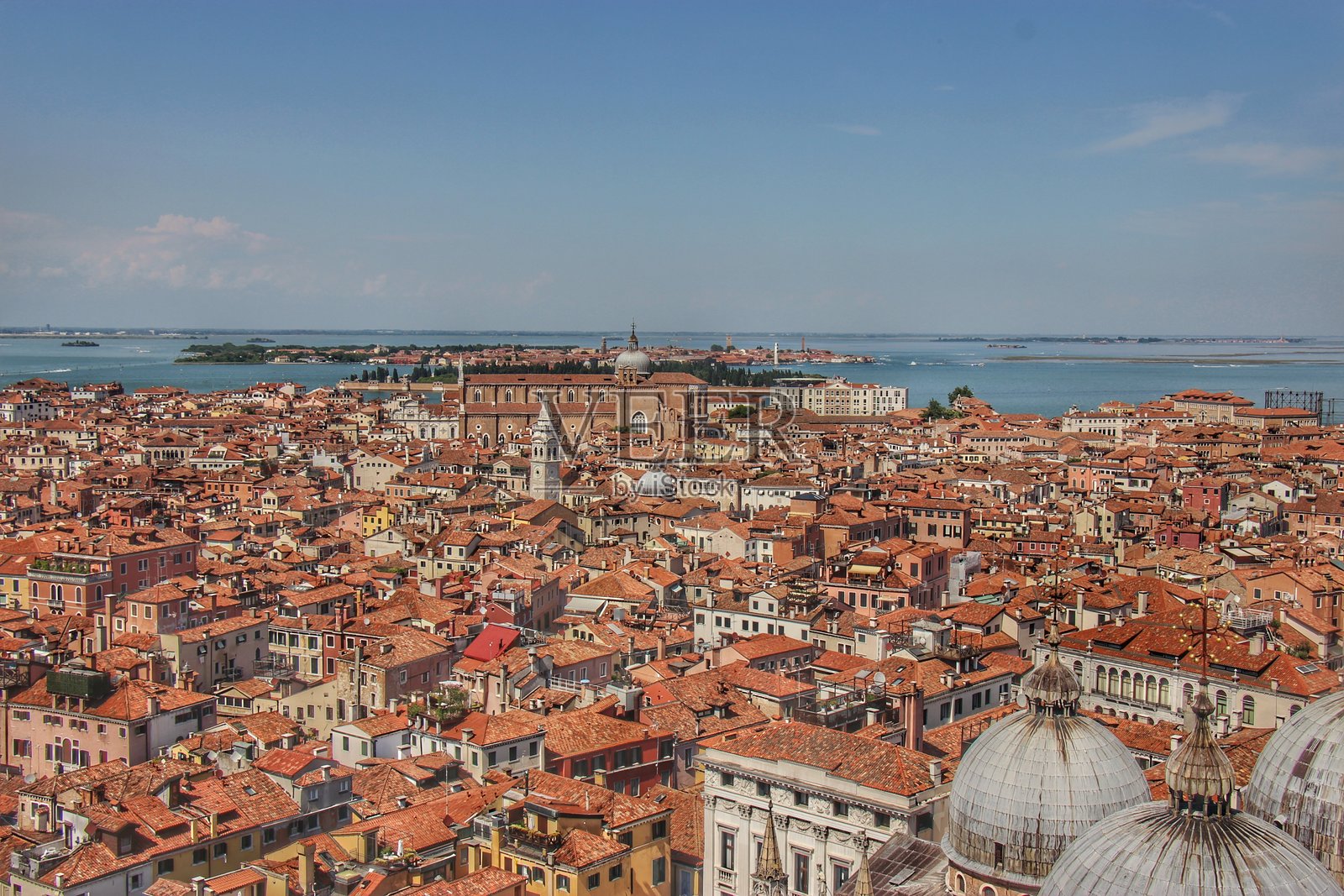 从圣马可钟楼俯瞰威尼斯天际线照片摄影图片