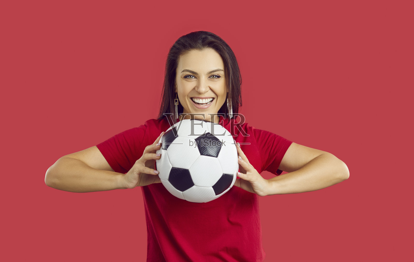 微笑的女性手握足球照片摄影图片