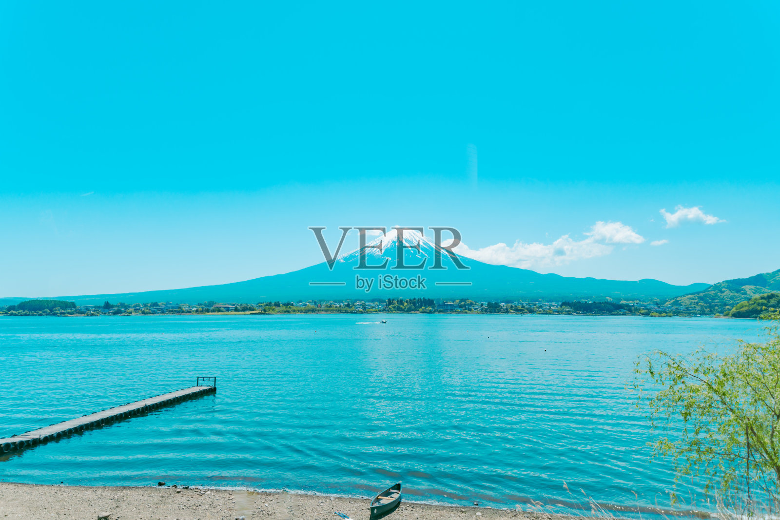 美丽的富士山与山梨公园的河口湖。照片摄影图片