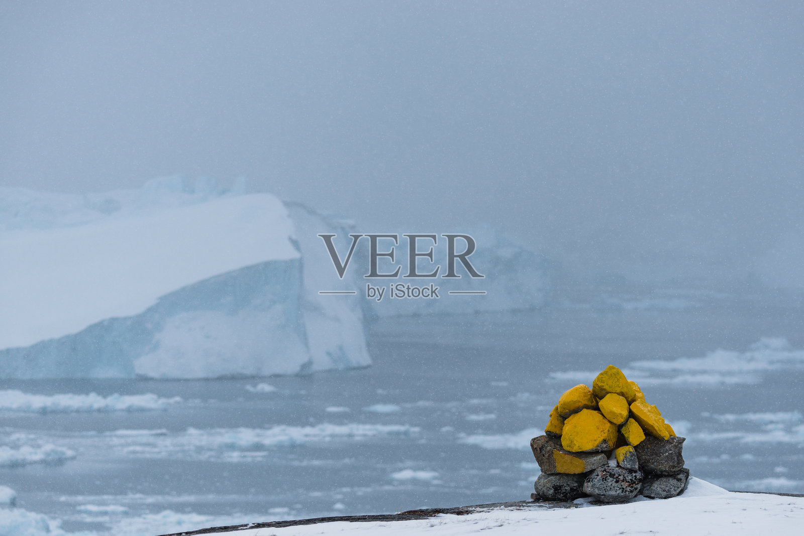 冰山前的石堆照片摄影图片