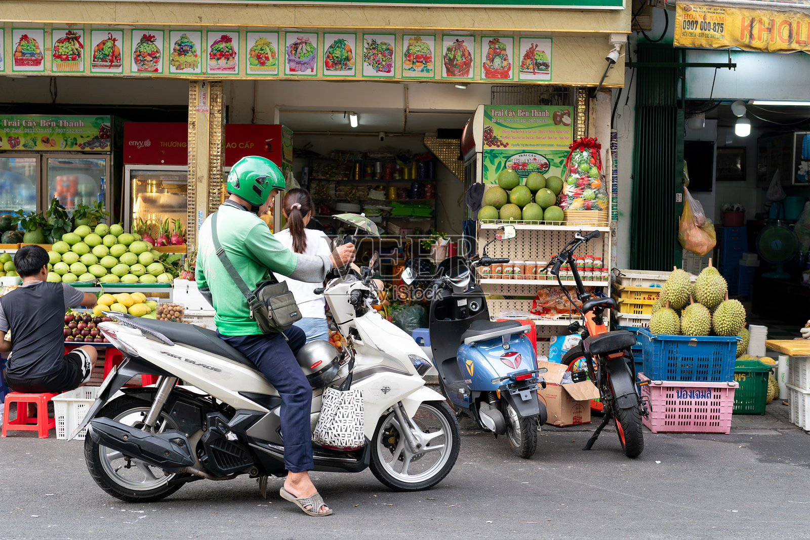 网约车司机在水果店前停车照片摄影图片