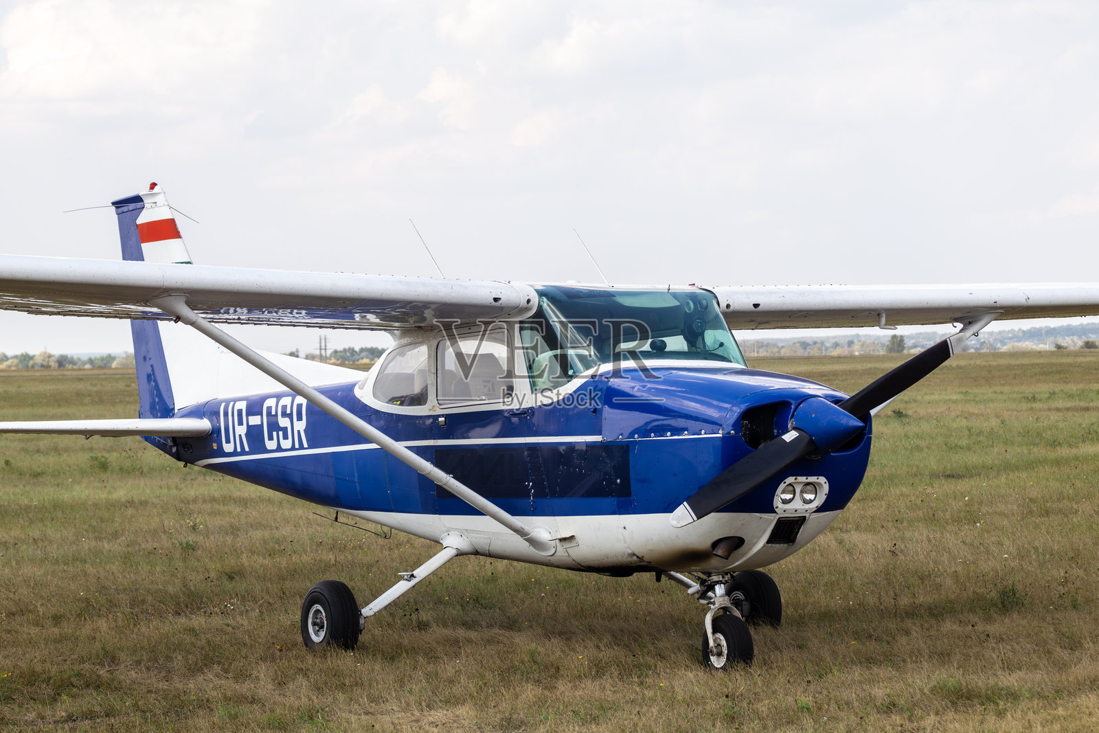 Cessna 172 飞机在航空展场地上照片摄影图片