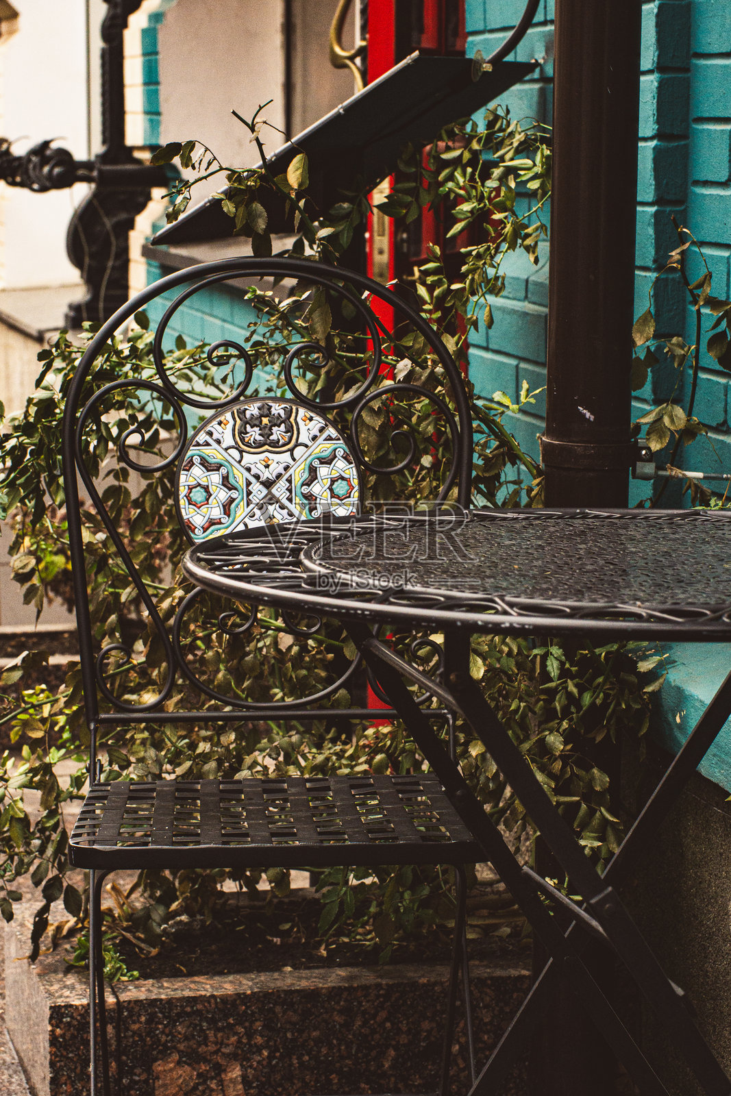 咖啡馆露台上的一张空桌子。照片摄影图片