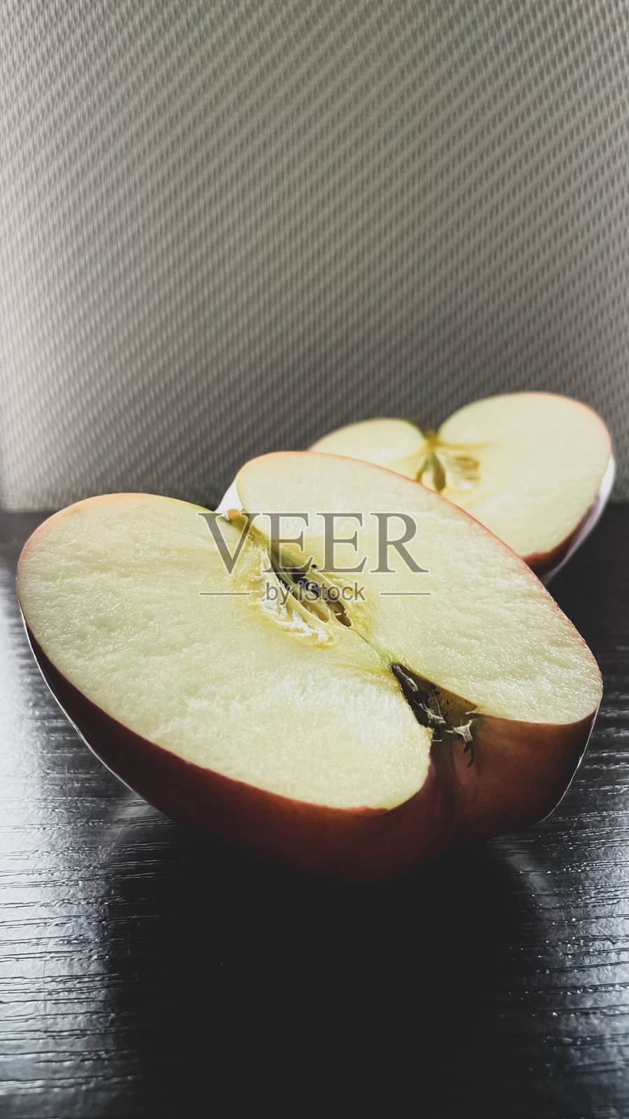 深色背景上的红苹果，红首领品种照片摄影图片