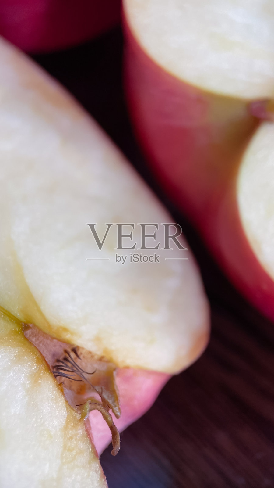 深色背景上的红苹果，红首领品种照片摄影图片