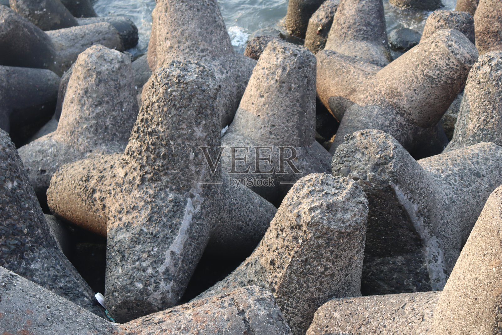 海岸边的坚固岩石照片摄影图片