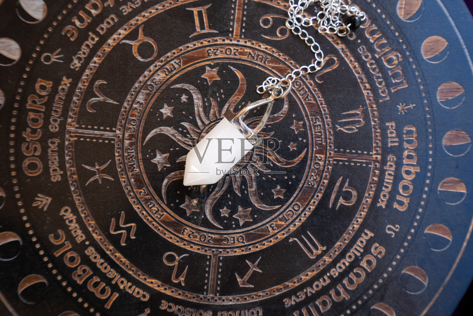 棕色背景上的治愈水晶照片摄影图片