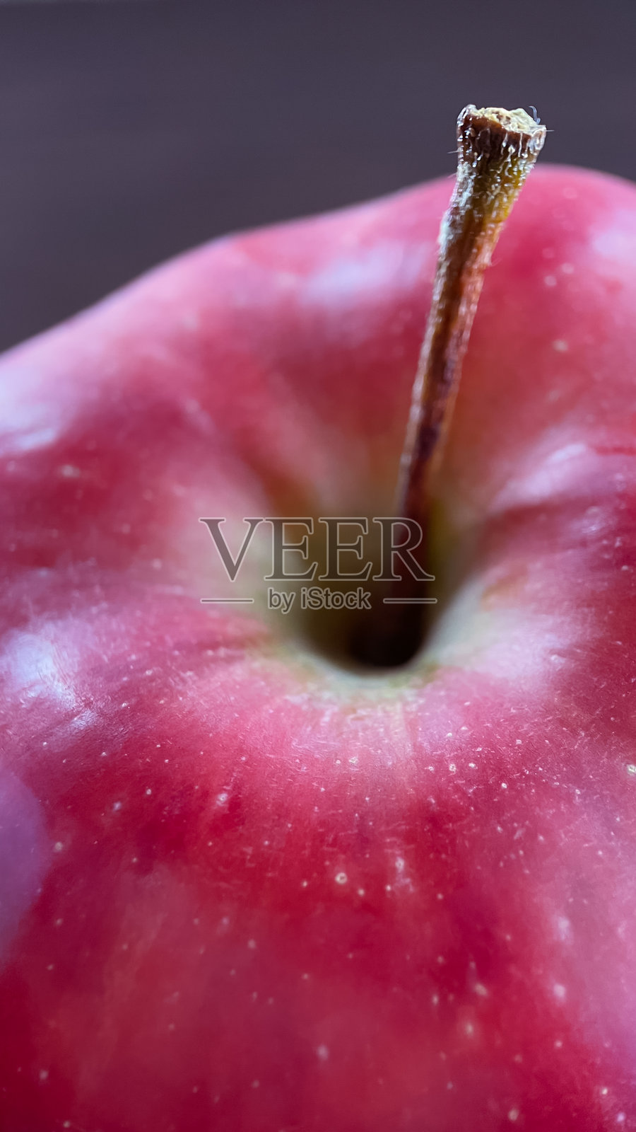 深色背景上的红苹果，红首领品种照片摄影图片