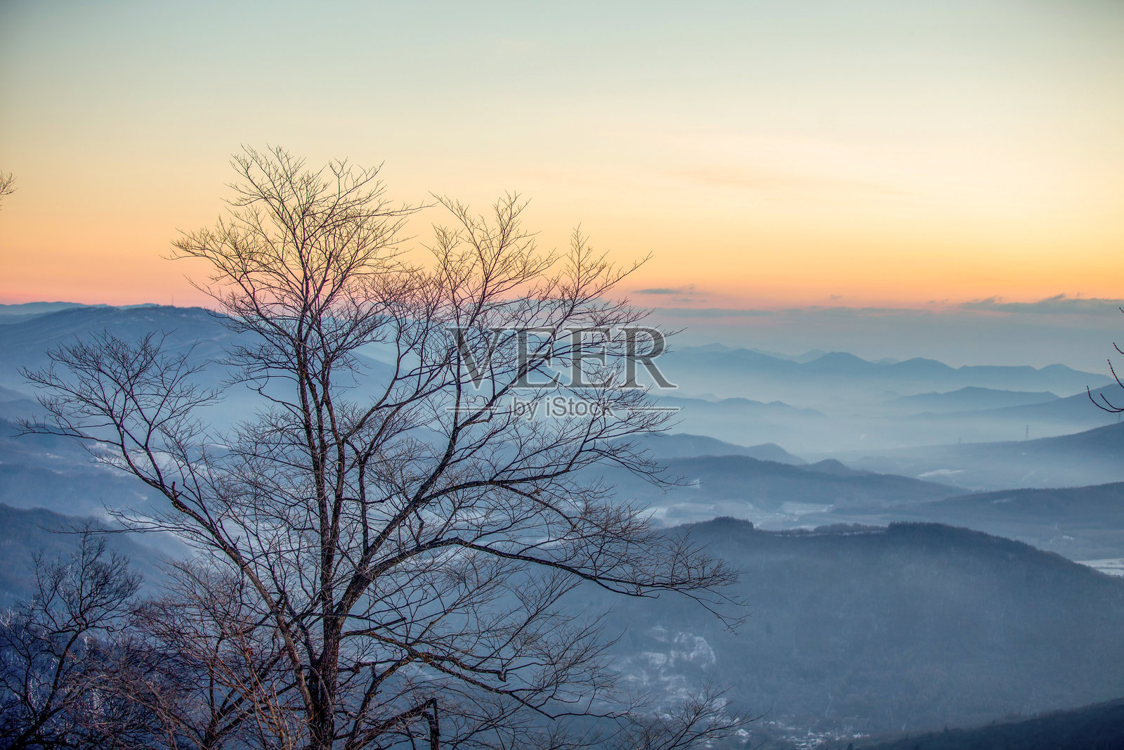 太阳在山中升起，云海翻腾。照片摄影图片