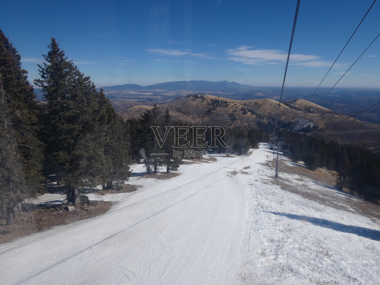 被雪覆盖的滑雪坡道照片摄影图片