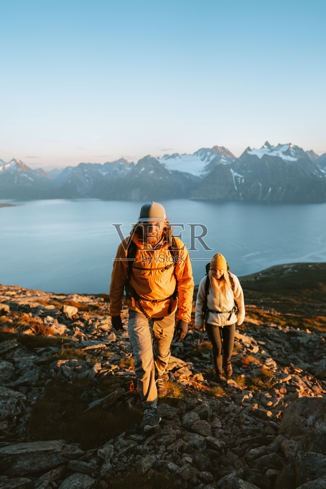 山地活动 - 男性和女性在挪威徒步旅行，健康生活方式，户外假期，积极的人们，家庭冒险之旅，朋友们一起攀登，耐力与探索的概念照片摄影图片
