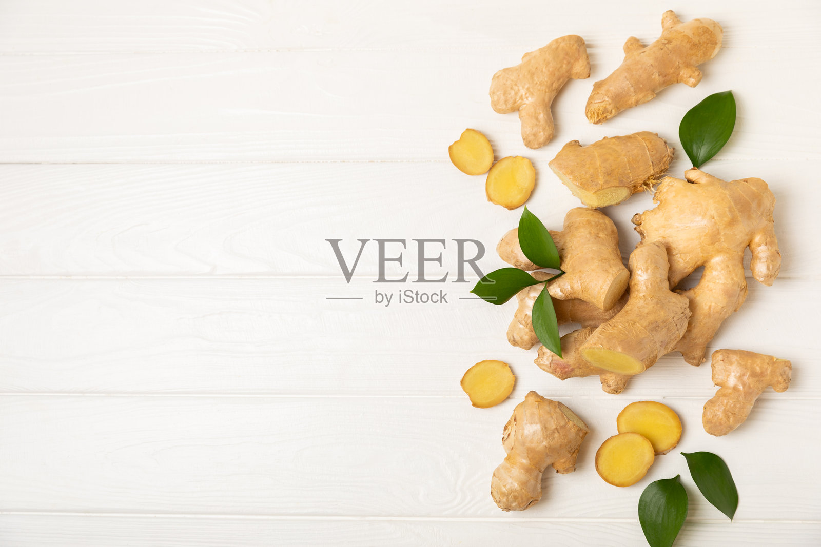 新鲜姜放在木质背景上。干姜。切片姜与蜂蜜和柠檬。姜根。传统替代医学，增强免疫力的养生茶。调味料和香料的概念。留白空间。照片摄影图片