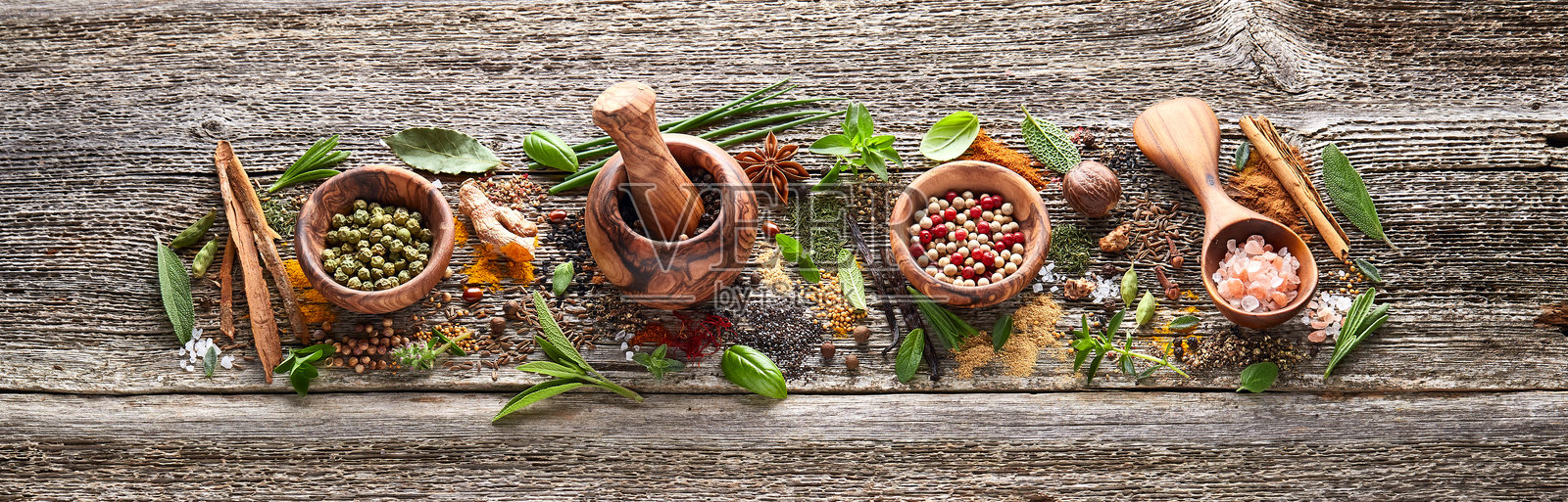 旧木板上的香料和草药照片摄影图片