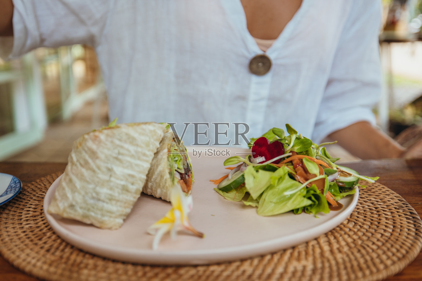 新鲜沙拉和卷饼盛在乡村风格的盘子上照片摄影图片