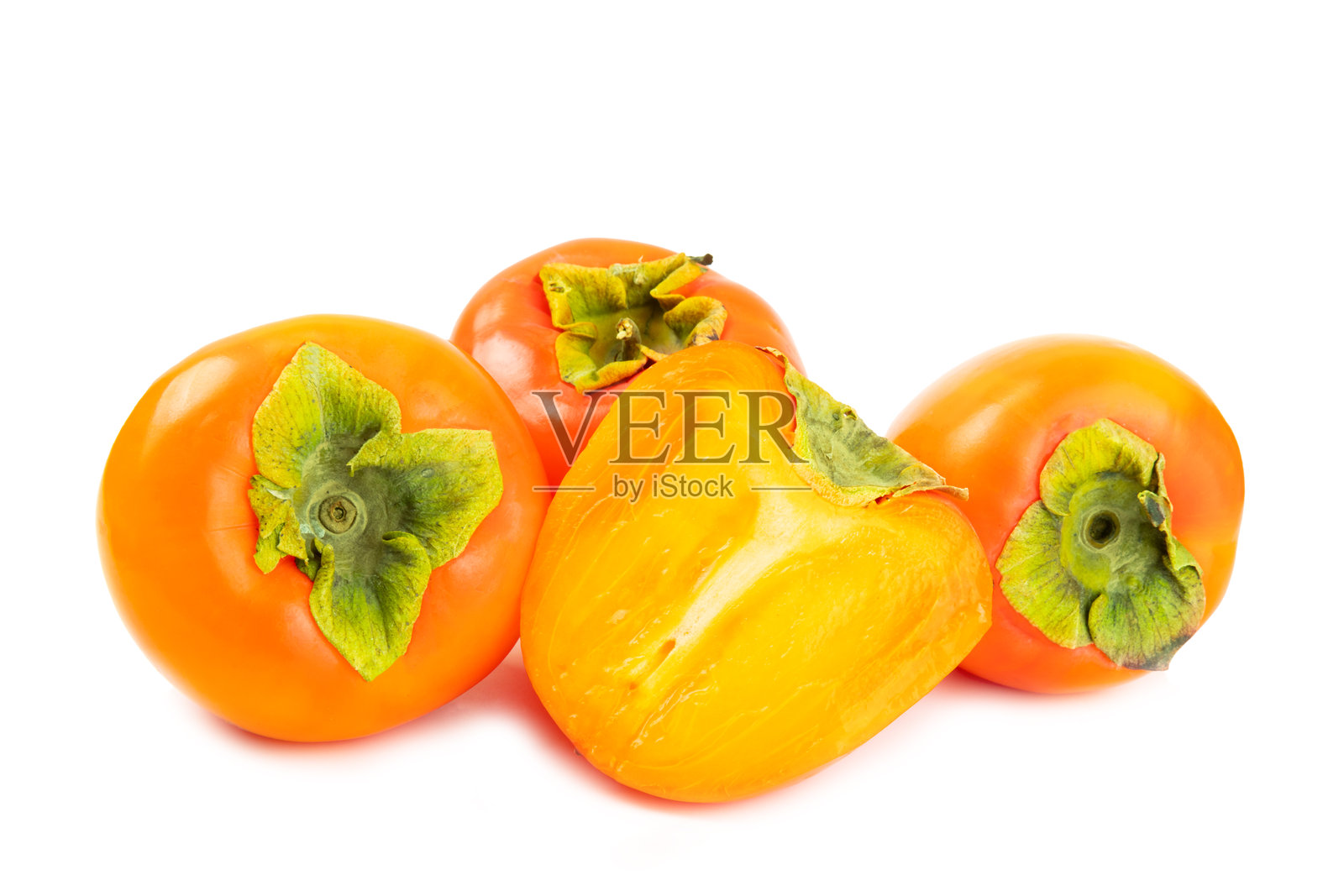 白色背景上的柿子。柿子果实。成熟、多汁、甜美的柿子果片。素食。果园。特写。照片摄影图片