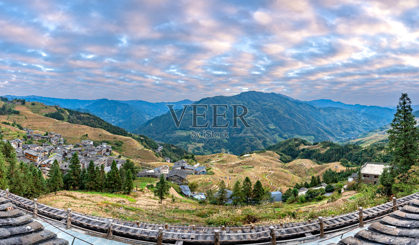 中国龙脊著名的龙胜梯田上绚丽多彩的日落照片摄影图片