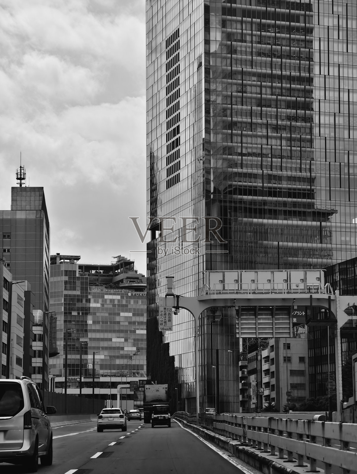 城市建筑与多云天空照片摄影图片