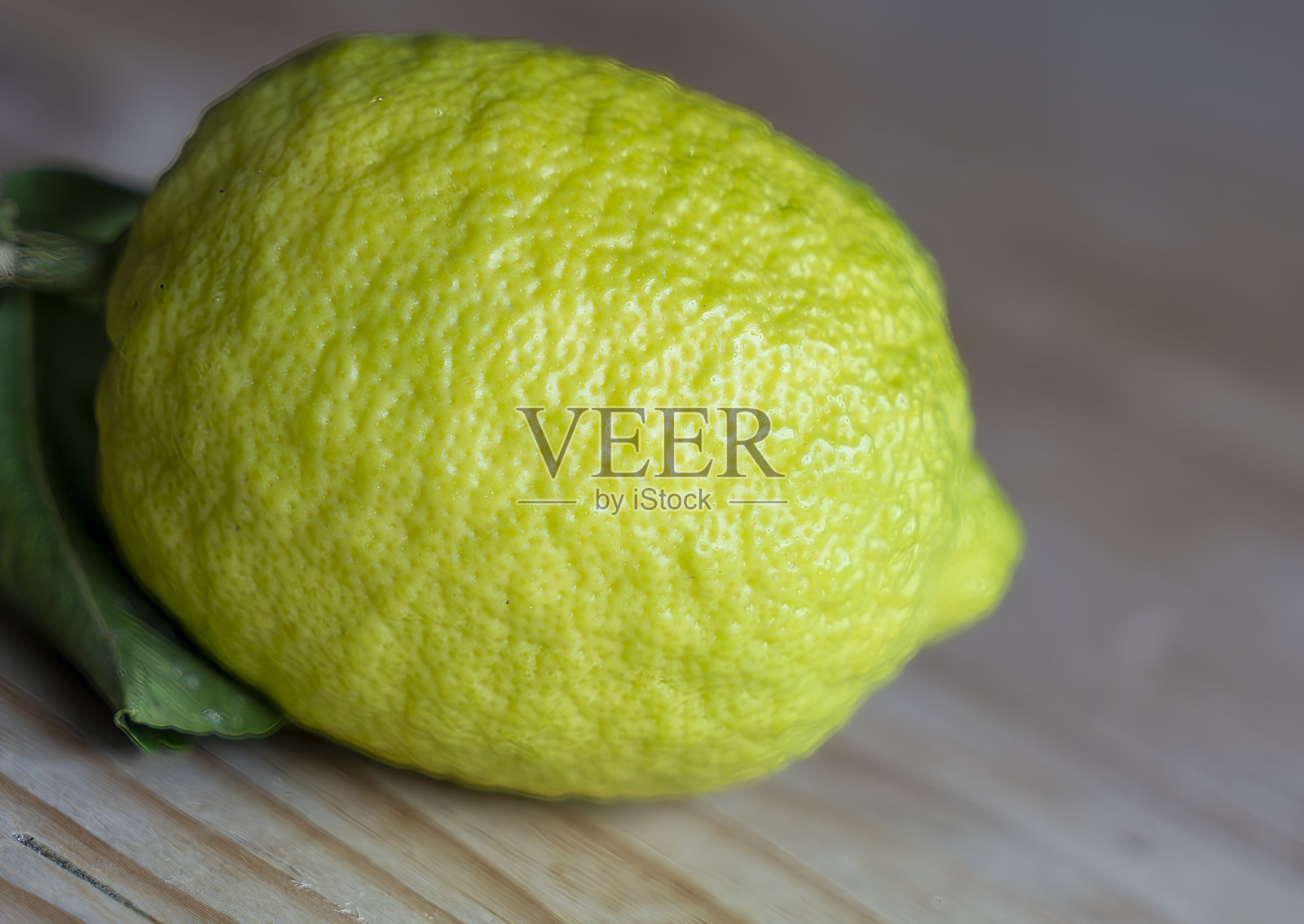 一个成熟的柠檬照片摄影图片