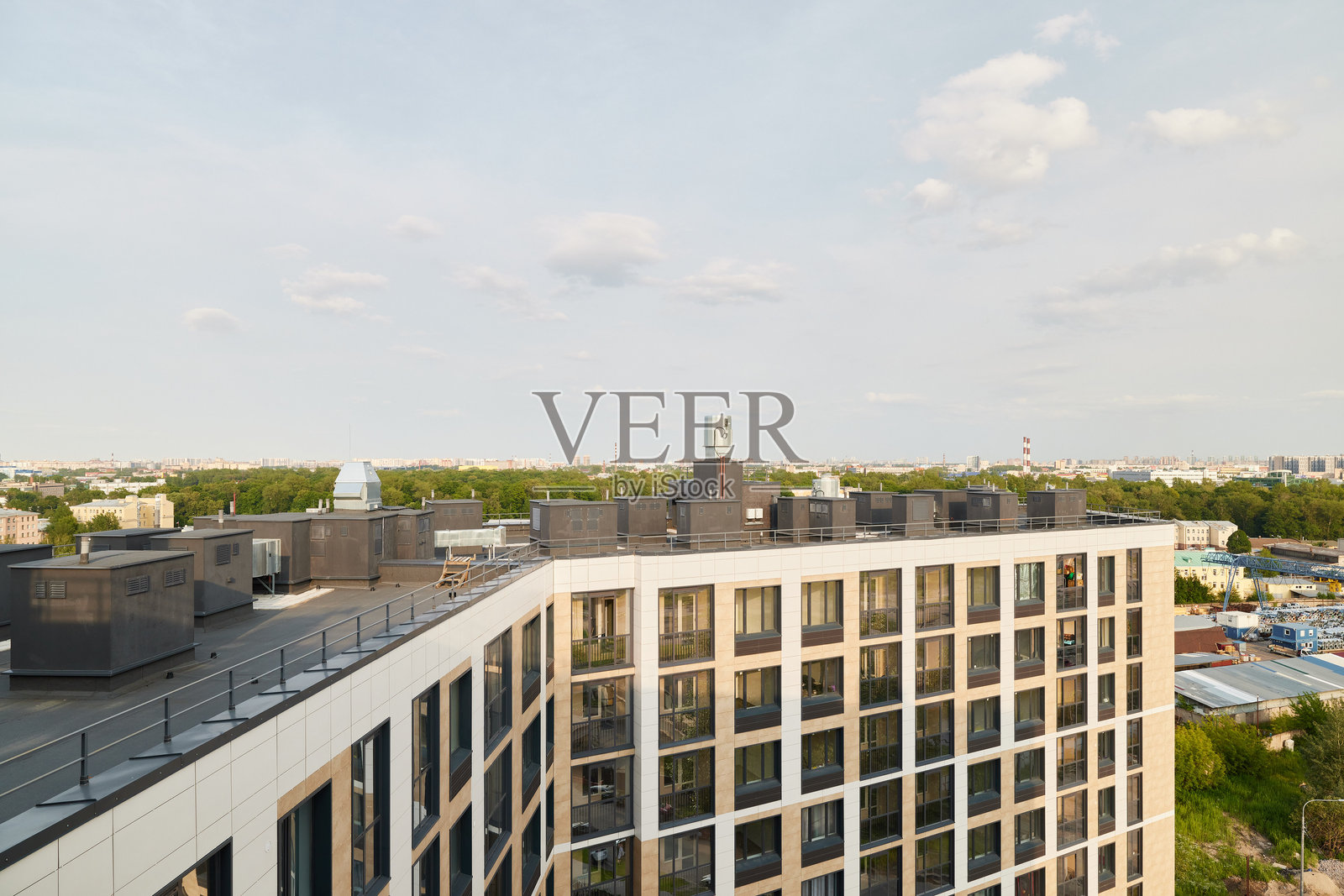 探索现代城市建筑，细致展现广阔的城市风景视野照片摄影图片