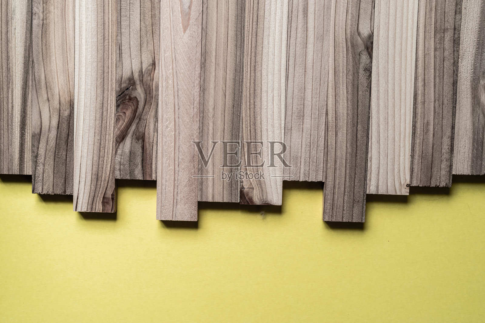 木板排成一行，背景为黄色照片摄影图片