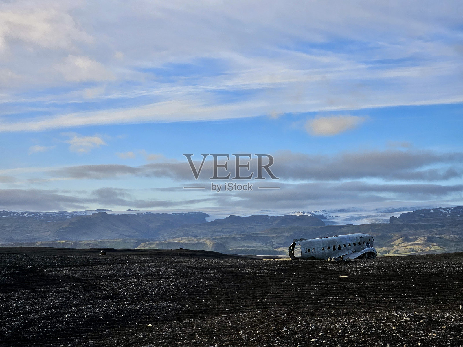 海滩上的飞机残骸照片摄影图片