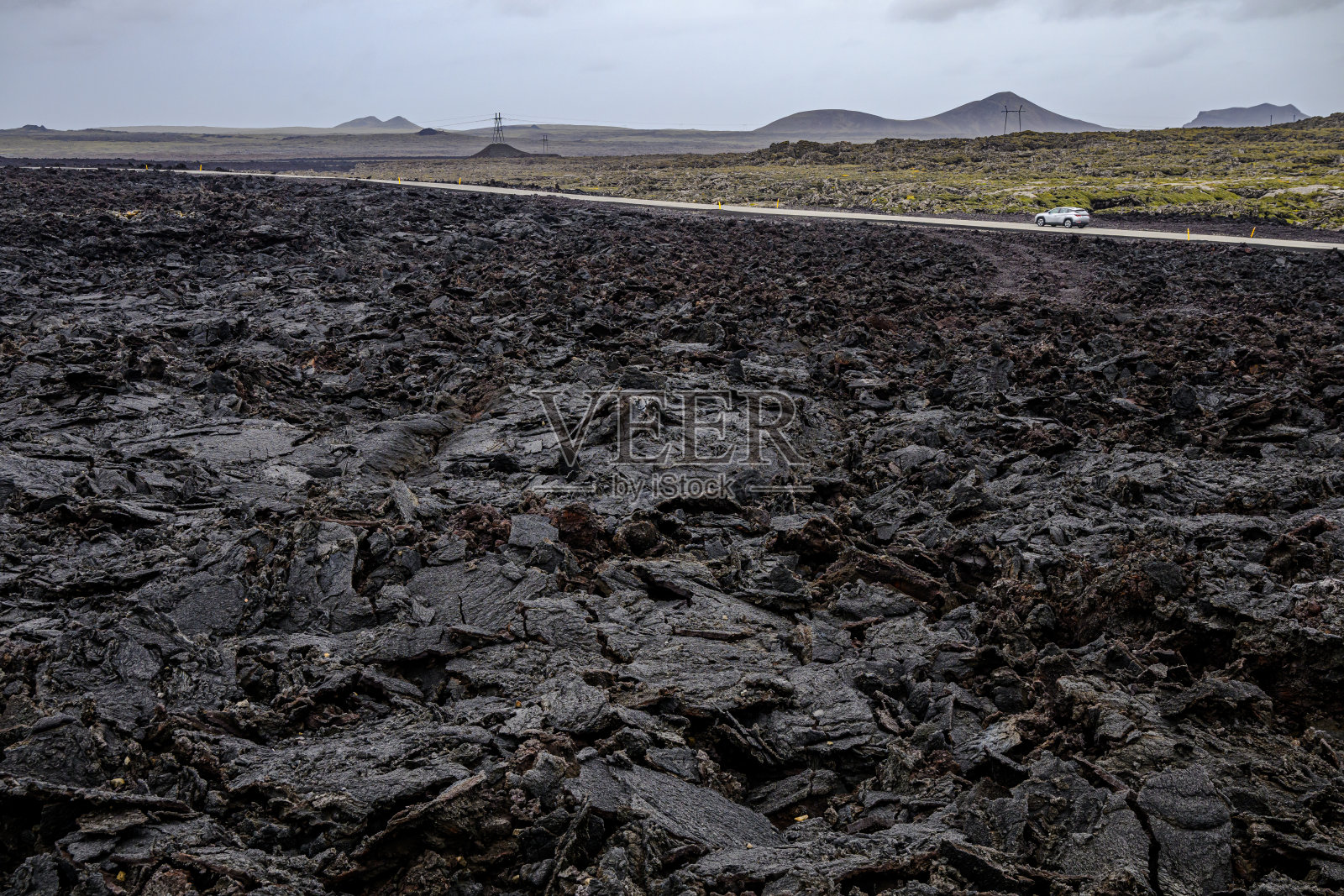 冰岛格林达维克附近的熔岩场和道路照片摄影图片