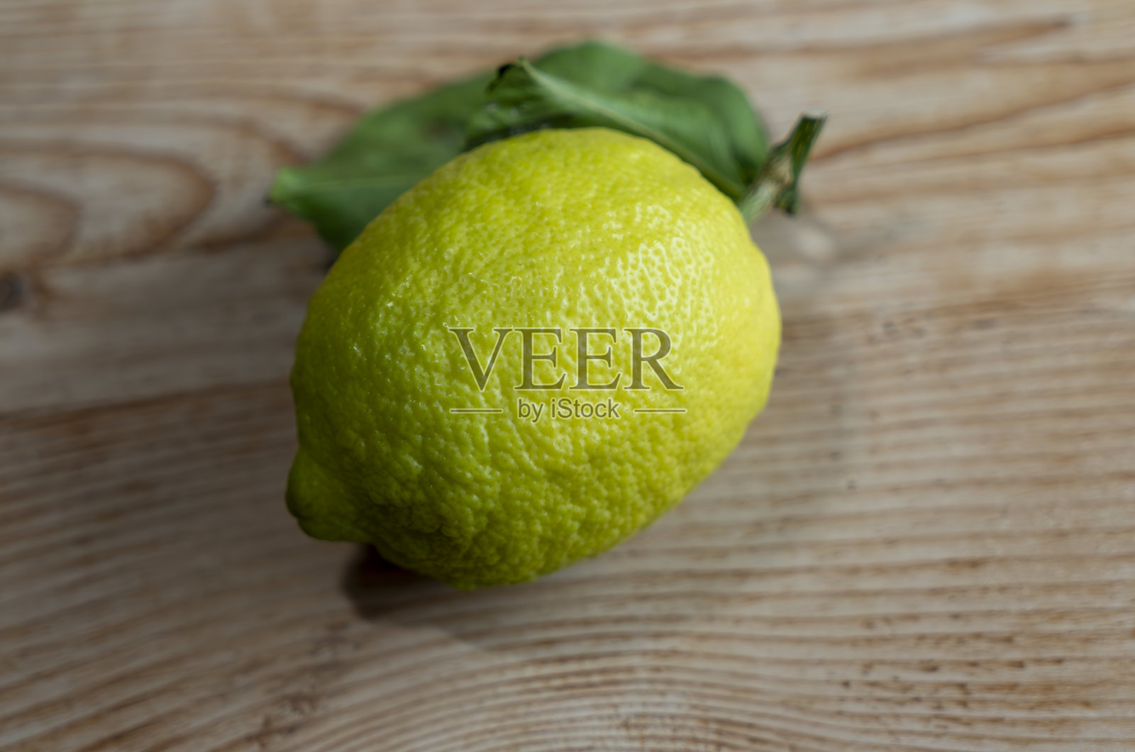 一个成熟的柠檬照片摄影图片