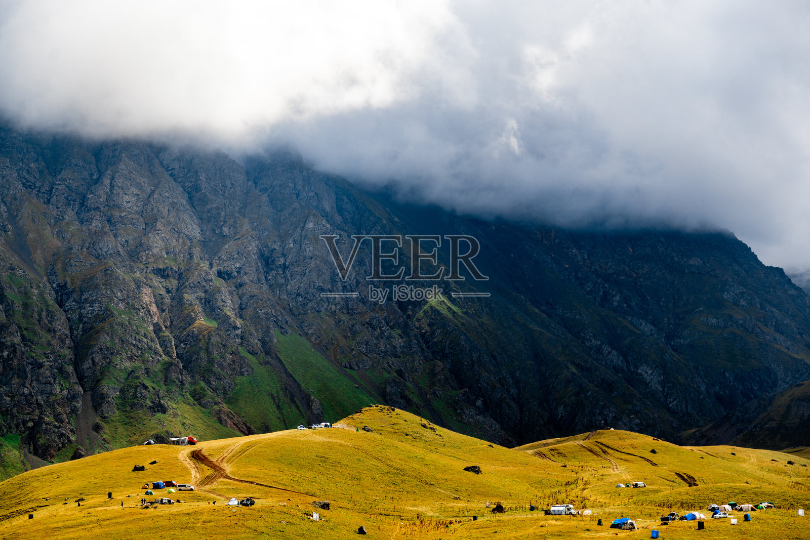 吉利苏地区的旅游营地。吉利苏地区是位于埃尔布鲁士山北侧的卡巴尔达-巴尔卡尔共和国的一个度假区，拥有大量的温泉和瀑布。照片摄影图片