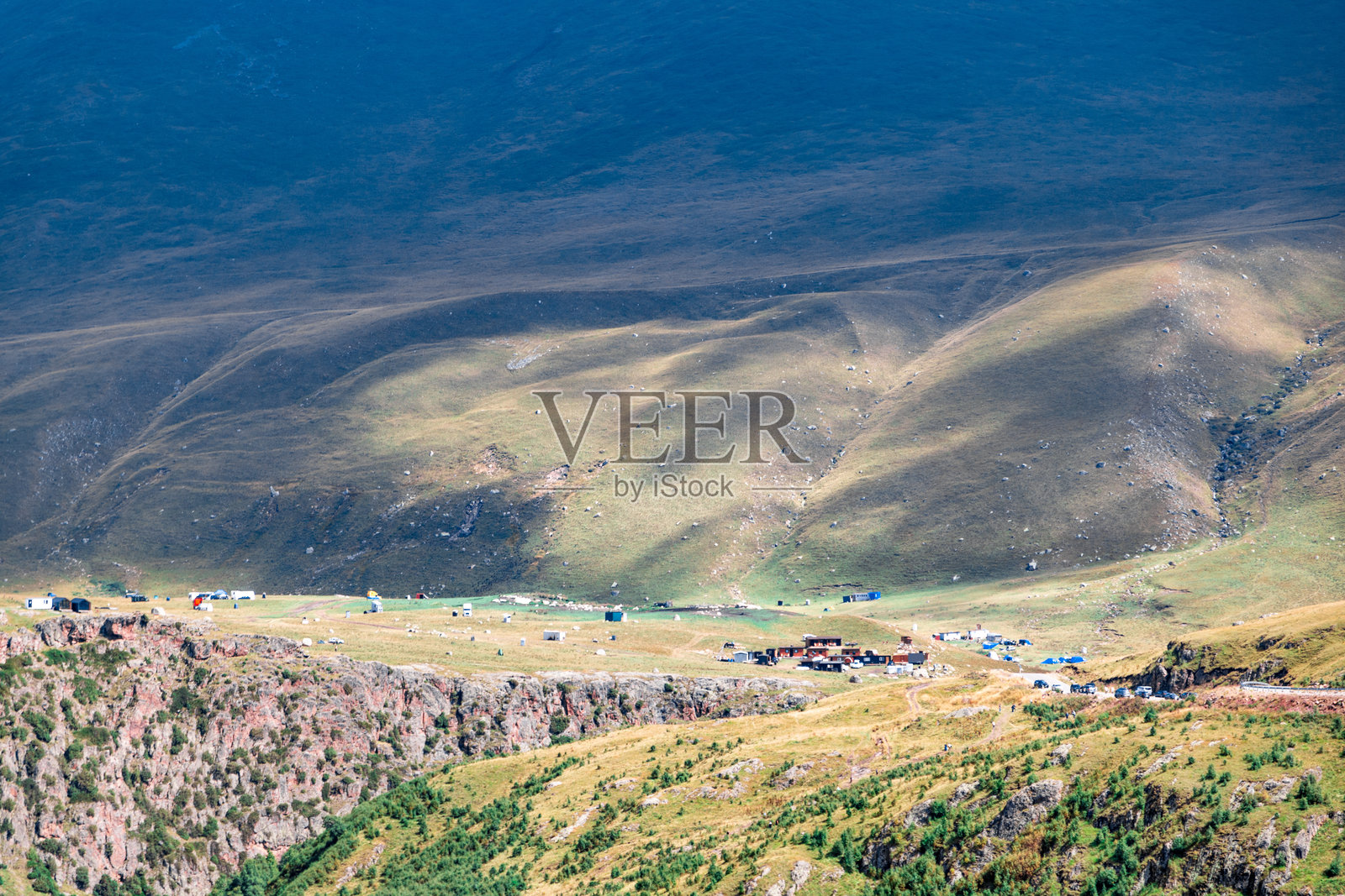 吉利苏地区的旅游营地。吉利苏地区是位于埃尔布鲁士山北侧的卡巴尔丁-巴尔卡尔共和国的一个度假区，拥有大量的温泉和瀑布。照片摄影图片